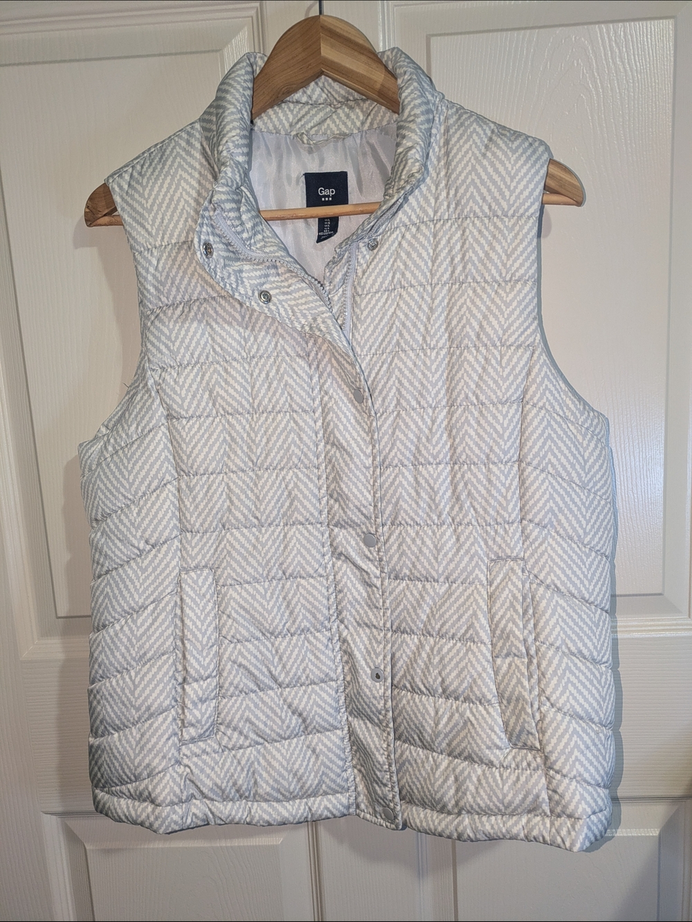 GAP Quilted Herringbone Puffer Vest - Light Gray & Cream